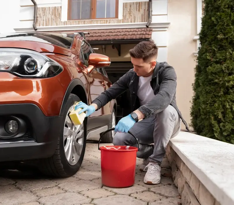 Lavage auto à domicile Malarce-sur-la-Thines : professionnel intervenant sur un véhicule